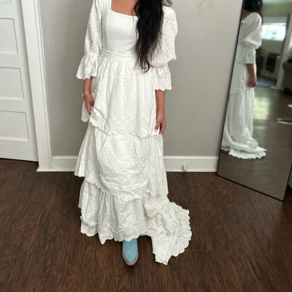 Chic White Tiered Wedding Dress - Picture 6 of 6